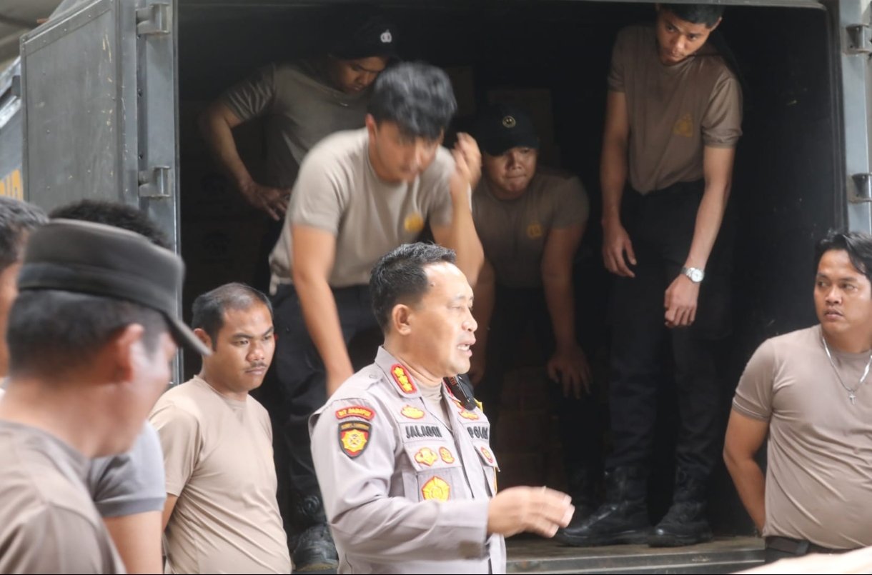 Helikopter Polda Sumut: Bantuan Logistik Sibolga dan Tapteng